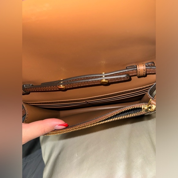 BRAND NEW. CROSSBODY BURBERRY PURSE WITH DUST BAG. - Picture 2 of 9